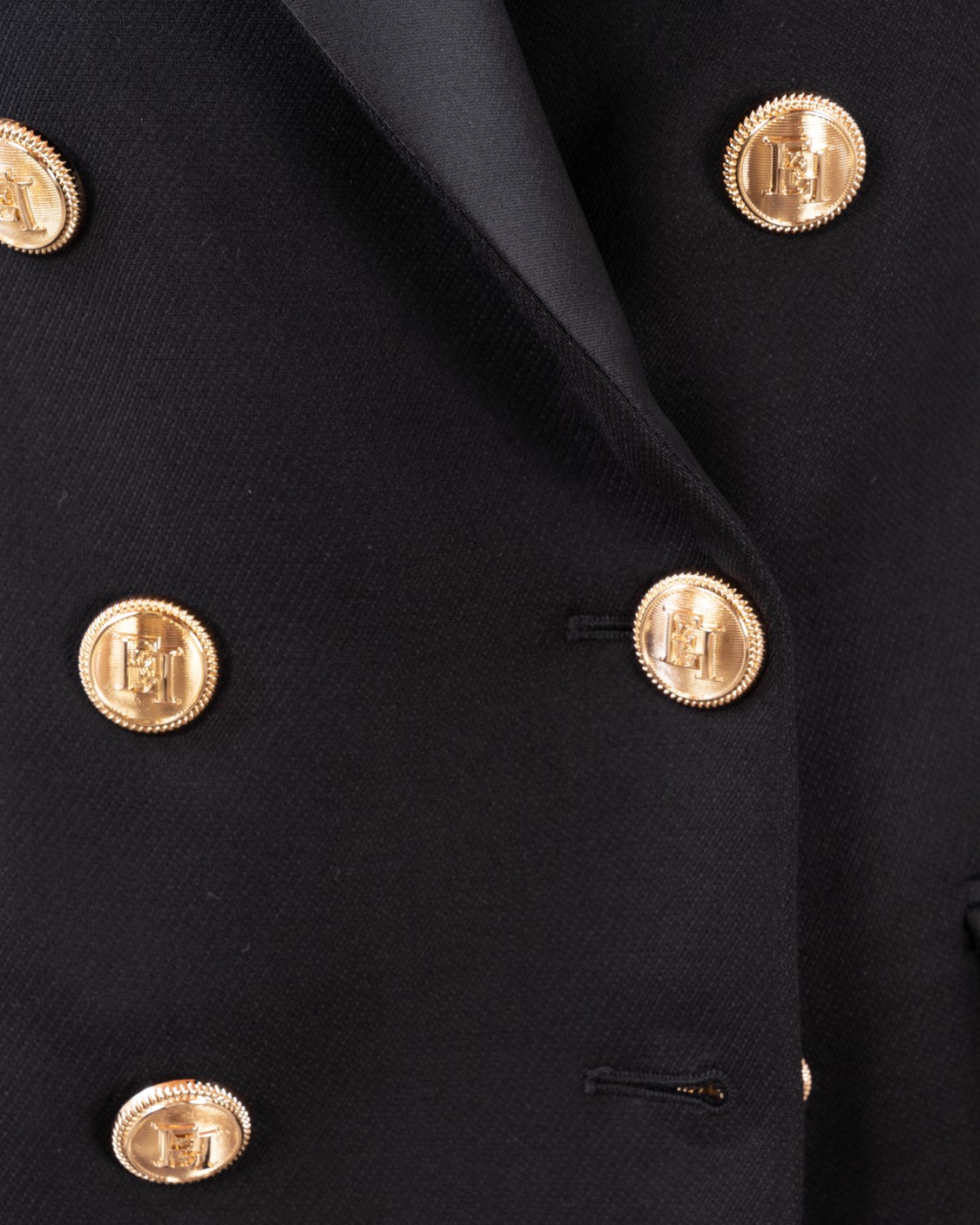 shop ELISABETTA FRANCHI Saldi Cappotto: Elisabetta Franchi cappotto corto in crêpe taglio smoking.
Cappotto doppiopetto in crêpe pesante con revers a lancia in raso duchesse dal taglio smoking, lunghezza al punto vita.
Fodera in raso stampa monogram.
Bottoni in metallo dorato.
Composizione: 63% Viscosa 35% Poliammide 02% Elastane.
Fabbricato in Italia.. CP00736E2-110 number 9249540